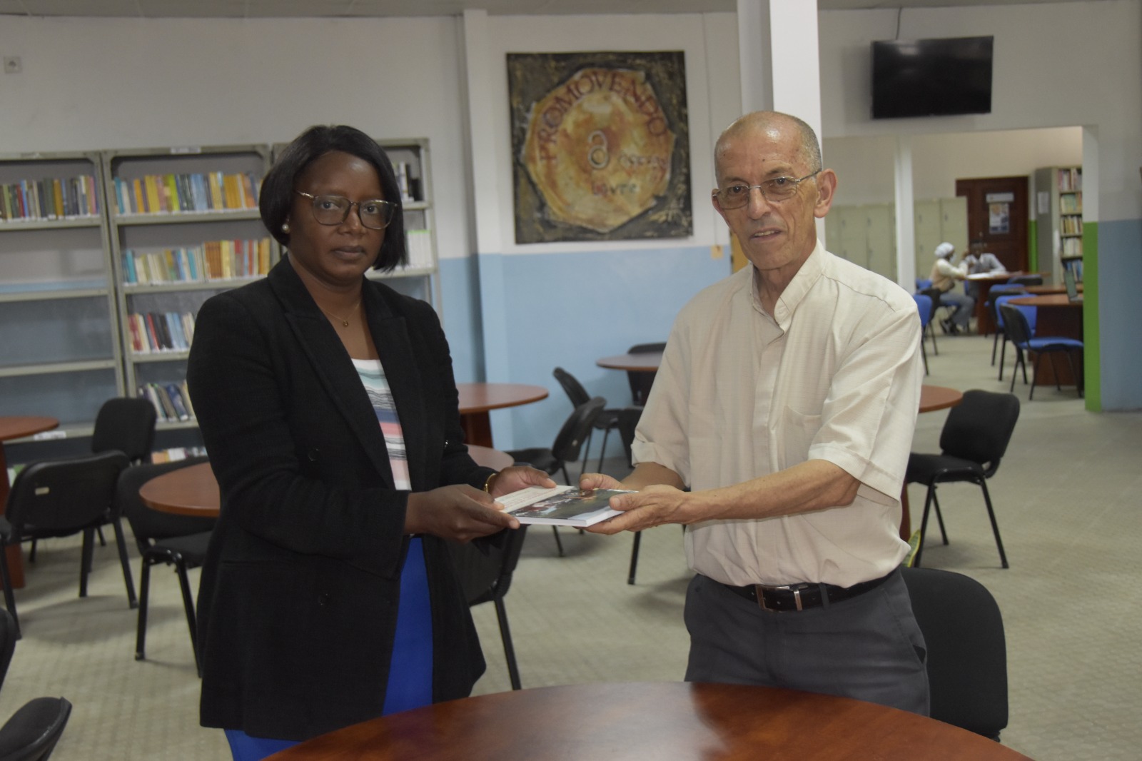 O ÊXODO DA GRANDE CULPA, UMA CRÍTICA FILOSÓFICA À ECONOMIA AFRICANA Livro de Celestino Mussomar oferecido à Biblioteca da UPMAPUTO 