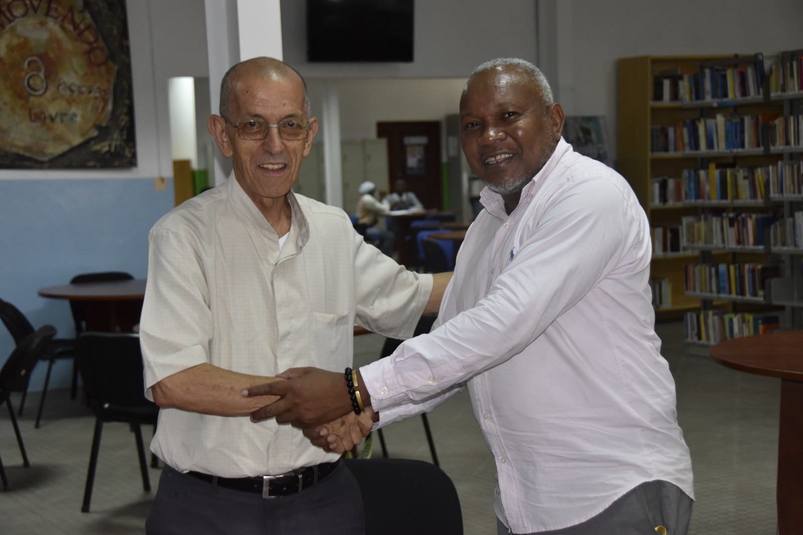 O ÊXODO DA GRANDE CULPA, UMA CRÍTICA FILOSÓFICA À ECONOMIA AFRICANA Livro de Celestino Mussomar oferecido à Biblioteca da UPMAPUTO 